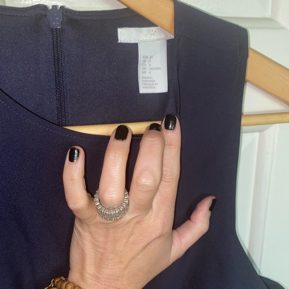 H&M SLEEVELESS TOP - Picture 3 of 5